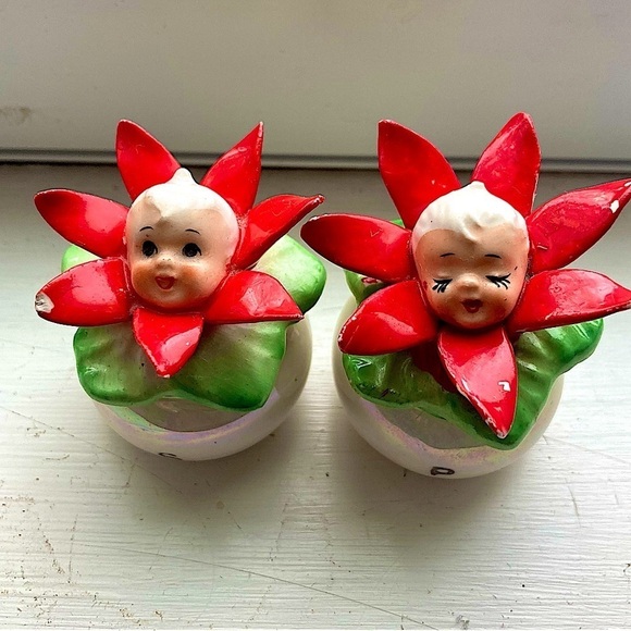 Napco Pixie Poinsettia Miniature Salt and Pepper Shaker Kitch Collectables - Picture 1 of 9